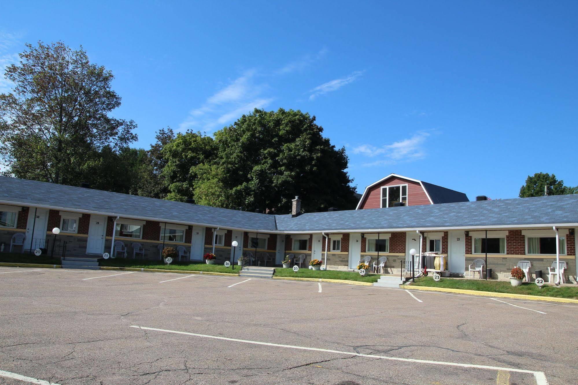 Hillside Inn Pembroke Luaran gambar