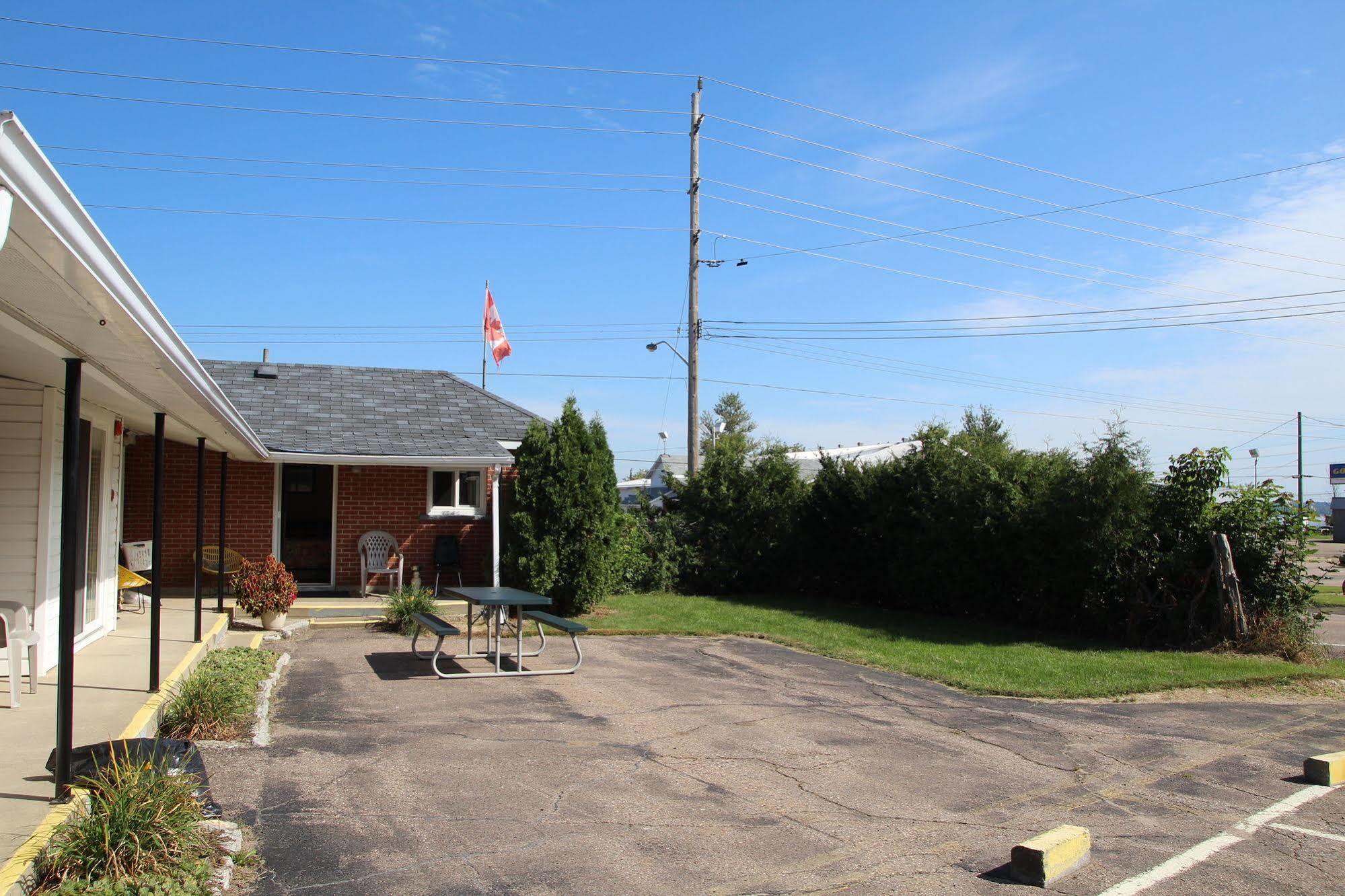 Hillside Inn Pembroke Luaran gambar